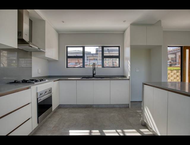 3 BEDROOM DUPLEX FOR SALE IN PALM LAKES ESTATE